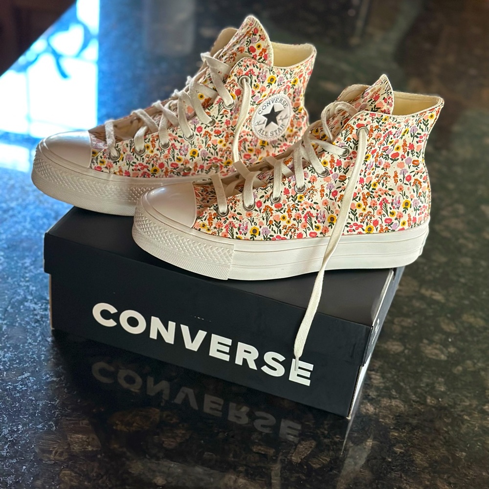 Floral platform Converse high tops size 8 - Worn once !!